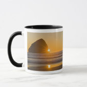 Sunburst und Haystack Rock am Kap Kiwanda Tasse (Links)
