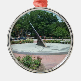 Sundial an Morehead Planetarium, Chapel Hill, NC Silbernes Ornament