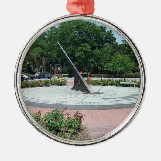Sundial an Morehead Planetarium, Chapel Hill, NC Silbernes Ornament (Vorne)