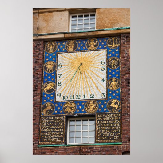 Sundial Clock On Gebäude, Deutschland Poster (Vorne)
