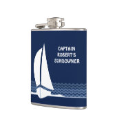 Sundowner mit dem Namen des Kapitäns auf der Flasc Flachmann (Links)