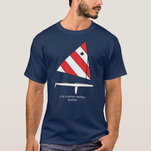 Sunfish Sailboat Das Leben ist besser beim Segeln T-Shirt (Vorderseite)