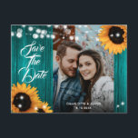 Sunflower Teal Wood Wedding Photo Save The Date Ankündigungspostkarte<br><div class="desc">Rustic teal and sunflower wedding photo save the date postcard featuring sunflowers and string lights on a barn wood background. Ideal card design for inviting your guest to your teal rustic country,  garden or barn wedding party inspired by sunflower flowers.</div>