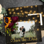 Sunflowers Roses Wood Save the Date Wedding Ankündigungspostkarte<br><div class="desc">Gelbe goldene Sonnenblumen,  Rose und Streicher aus bunten Lichtern auf dunkelbraunem Foto aus Stallholz Save the Date Hochzeitstorte.          Einfach mit Ihren Namen und Text personalisieren!             Geeignet für Blumensommer oder Herbst/Garten Hinterhof rustikale Land- oder Bauernhochzeiten.</div>