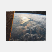 Sunglint blickt vor Celebes Meer in Südostasien Fleecedecke (Vorderseite (Horizontal))