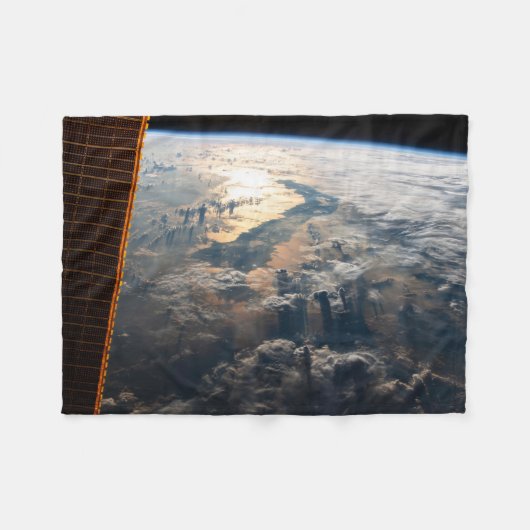 Sunglint blickt vor Celebes Meer in Südostasien Fleecedecke (Vorderseite (Horizontal))