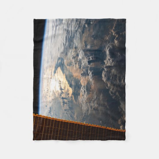 Sunglint blickt vor Celebes Meer in Südostasien Fleecedecke (Vorderseite)