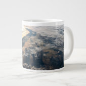 Sunglint blickt vor Celebes Meer in Südostasien Jumbo-Tasse (Vorderseite Rechts)