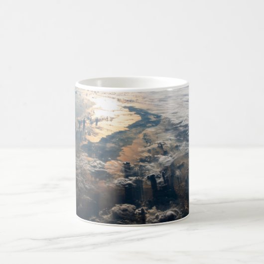 Sunglint blickt vor Celebes Meer in Südostasien Kaffeetasse (Mittel)