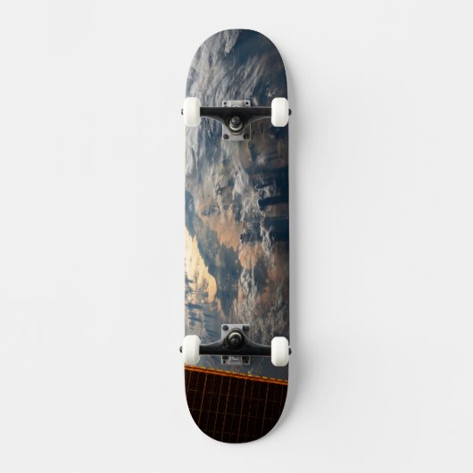 Sunglint blickt vor Celebes Meer in Südostasien Skateboard (Vorderseite)
