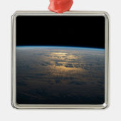 Sunglint strahlt aus einem teilweise bewölkten Süd Ornament Aus Metall (Vorne)