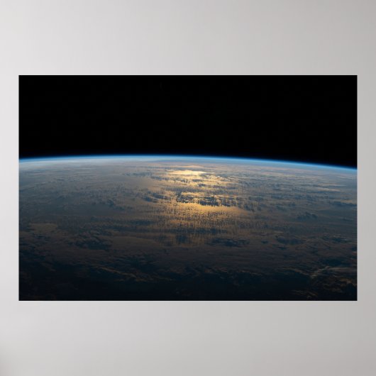 Sunglint strahlt aus einem teilweise bewölkten Süd Poster (Vorne)