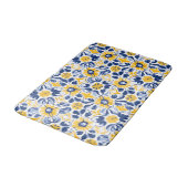 💙 💛 Sunlit Blooms Azulejos Badematte (Schrägansicht)