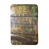 Sunlit Herbstweg im Laurel Hill Staat Park Badematte (Vorderseite Vertikal)