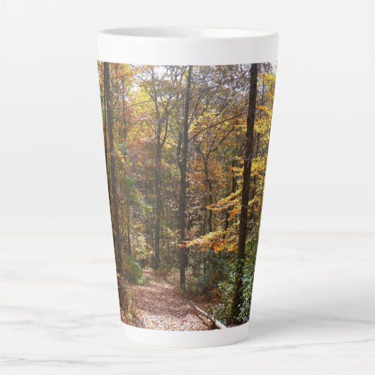 Sunlit Herbstweg im Laurel Hill Staat Park Milchtasse (Vorderseite)
