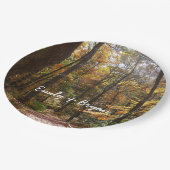 Sunlit Herbstweg im Laurel Hill Staat Park Pappteller (Schrägansicht)