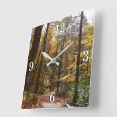 Sunlit Herbstweg im Laurel Hill Staat Park Quadratische Wanduhr (Winkel)
