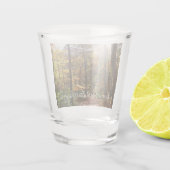 Sunlit Herbstweg im Laurel Hill Staat Park Schnapsglas (Rückseite)