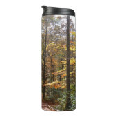 Sunlit Herbstweg im Laurel Hill Staat Park Thermosbecher (Nach rechts gedreht)