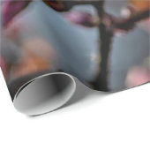 Sunlit Sakura Blume gegen den wolkigen Himmel Geschenkpapier (Rolleneckpunkt)