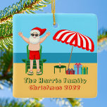 Sunny Beach Santa Claus Niedlich Custom Christmas Keramikornament<br><div class="desc">Diese niedliche Weihnachtsdekoration im Juli macht das Party zum idealen Ort für einen Strandbash oder eine Ansammlung am Pool. Machen Sie es zu einem lustigen Nordpol Thema extravaganza mit dem Weihnachtsmann in seinen Swimmingpools neben einem rot-weiß gestreiften Strand Schirm und Geschenke. Ich habe Herrn Klaus noch nie zuvor in einem...</div>