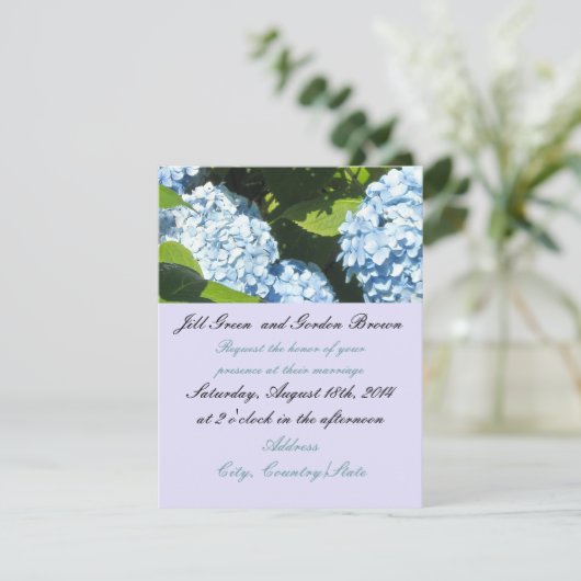 Sunny Blue Hydrangea Hochzeitseinladung Einladung (Stehend Vorderseite)