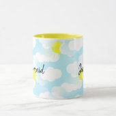 Sunny Blue Summer Sky mit Clouds Name Bridesmaid Tasse (Zentrum)