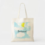 Sunny Blue Summer Sky mit Clouds Name Bridesmaid Tragetasche<br><div class="desc">Ein perfektes Tagesdesign mit bunten,  sonnigen Sommersklittwerken Gastgeschenk Hochzeit für die Mitglieder der Hochzeitsfeier. Diese hier ist für eine Brautjungfrau mit ihrem Namen auf der anderen Seite. Der gesamte Text kann für andere Mitglieder der Hochzeitsfeier wie Braut,  Ehrenmatron,  Blume oder Braut angepasst werden.</div>