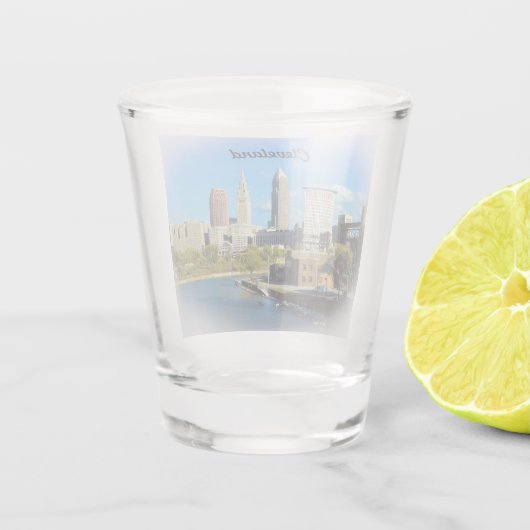 Sunny Cleveland River Skyline Schnapsglas (Rückseite)