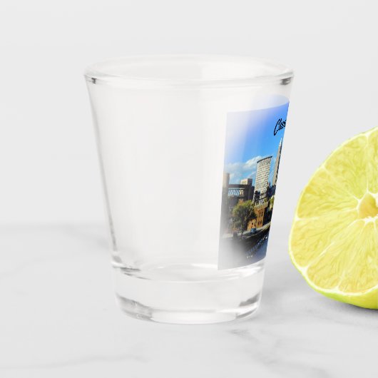 Sunny Cleveland River Skyline Schnapsglas (Links)