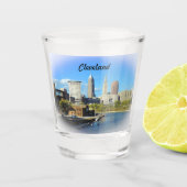 Sunny Cleveland River Skyline Schnapsglas (Vorderseite)
