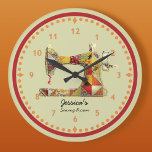 Sunny Crazy Quilt Nähsaal Wall Uhr<br><div class="desc">Diese einzigartige nähende Wanduhr wird mit einem Vintagen Nähmaschinenbild bedruckt,  das mit hellen Imitat-Stoffschrott in Gelb,  Gold,  Orangentönen geheftet und geheftet wird. Personalisieren Sie den Text im einfachen Zazzle Editor für Ihren Lieblings-Näh- oder Quilting-Enthusiasten.</div>