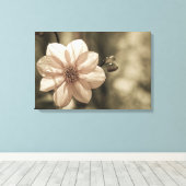 Sunny Dahlia Leinwanddruck (Insitu (Holzboden))