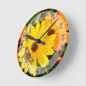 Sunny Marigolds Runde Wanduhr (Winkel)