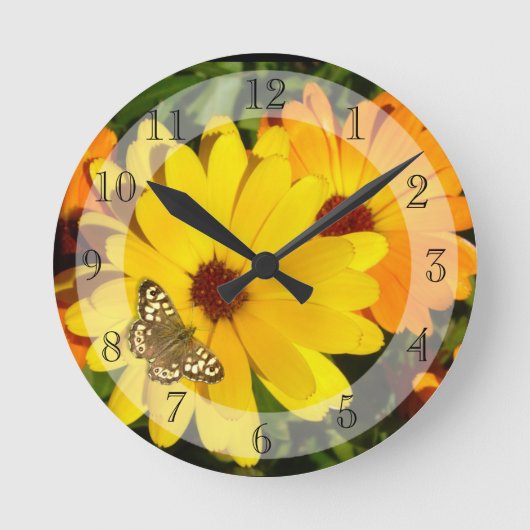 Sunny Marigolds Runde Wanduhr (Vorderseite)