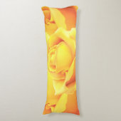 Sunny Yellow Rose Seitenschläferkissen (Vorderseite Vertikal)
