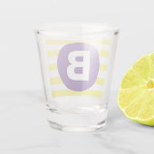 Sunny Yellow Striped Purple Monogram Schnapsglas (Rückseite)