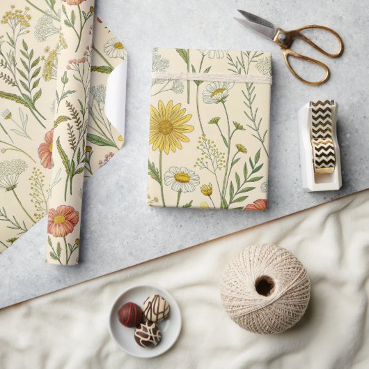 Sunny Yellow Wildflowers and Dainty Meadow Blooms Geschenkpapier (Kunsthandwerk)
