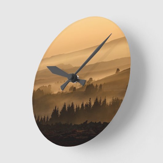 Sunrise Over Misty Rolling Hills Landscape Runde Wanduhr (Winkel)
