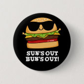 Sun's Out Bun's Out Funny Burger Pun Dark BG Button (Vorderseite)