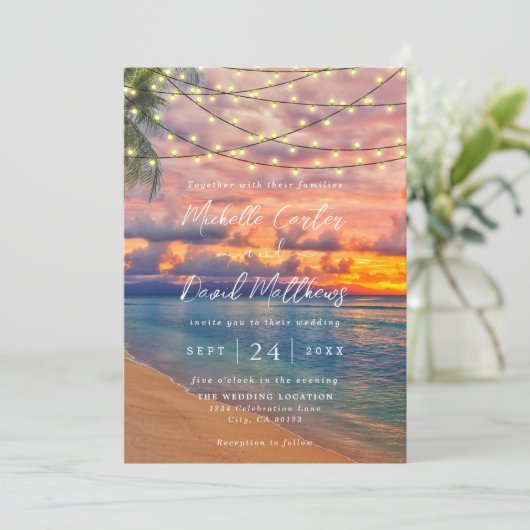 Sunset Beach String Lights Hochzeitseinladung Save The Date (Stehend Vorderseite)