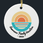 Sunset Beach Vacation Retro Wiedersehen Kreuzfahrt Keramik Ornament<br><div class="desc">Gedenken Sie Ihren Familienausflug zum Strand,  zum See oder zu einer tropischen Insel mit einem personalisierbaren Ornament mit Ihrem Namen und Reisejahr.</div>