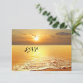Sunset Beach Wedding RSVP Card (Stehend Vorderseite)