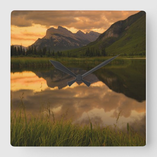 Sunset & Mountains, Alberta Kanada Quadratische Wanduhr (Vorderseite)