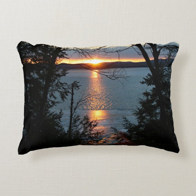 Sunset Over Forest Lake Throw Kissen (Vorderseite)