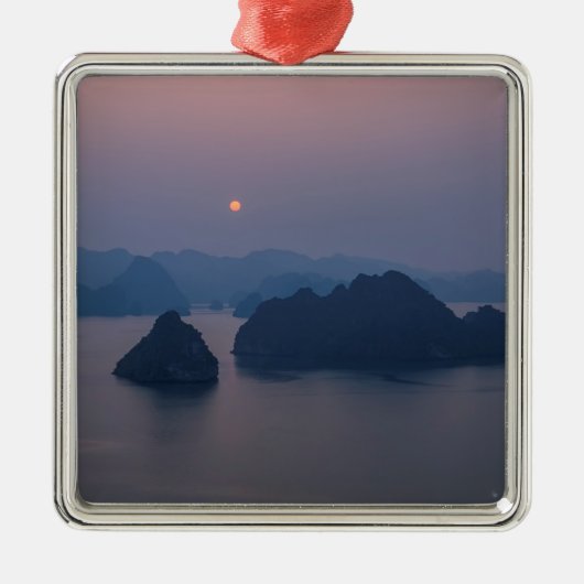 Sunset over Halong Bay - Vietnam, Asien Ornament Aus Metall (Vorne)
