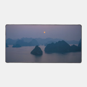 Sunset over Halong Bay - Vietnam, Asien Schreibtischunterlage