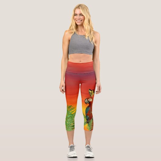 Sunset Parrot and Butterfly Capri Leggings (Vorderseite)