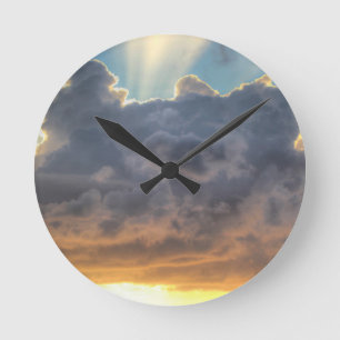 Sunset Rays of Light through Stormy Clouds Runde Wanduhr