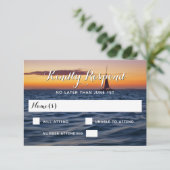 Sunset Sail Modern Nautical Wedding RSVP Karte (Stehend Vorderseite)
